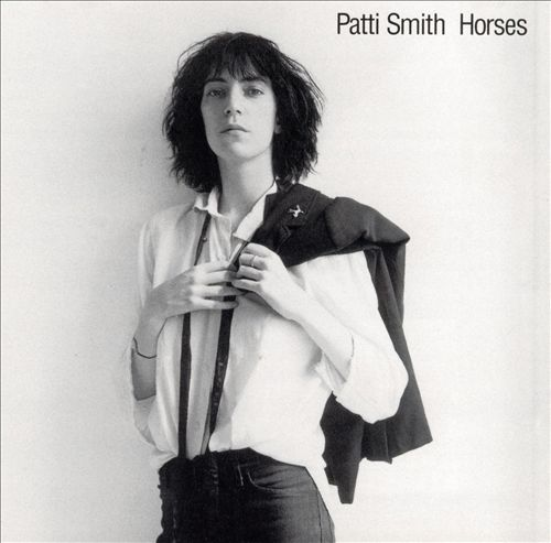 Patti Smith fekete-fehér fotója, vállán kabáttal.