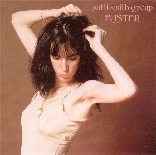 A Patti Smith Group Easter című albumának borítója. Patti Smith látható, a kezével a hajában.