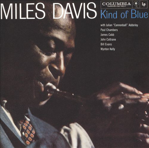 A 'Kind of Blue' Miles Davis album borítója, közelről Davis zenél.