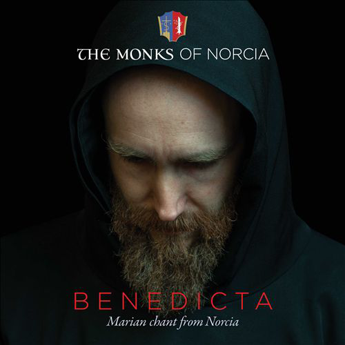 Egy kapucnis szerzetes lefelé néz. Szöveg: The Monks of Norcia Benedicta.