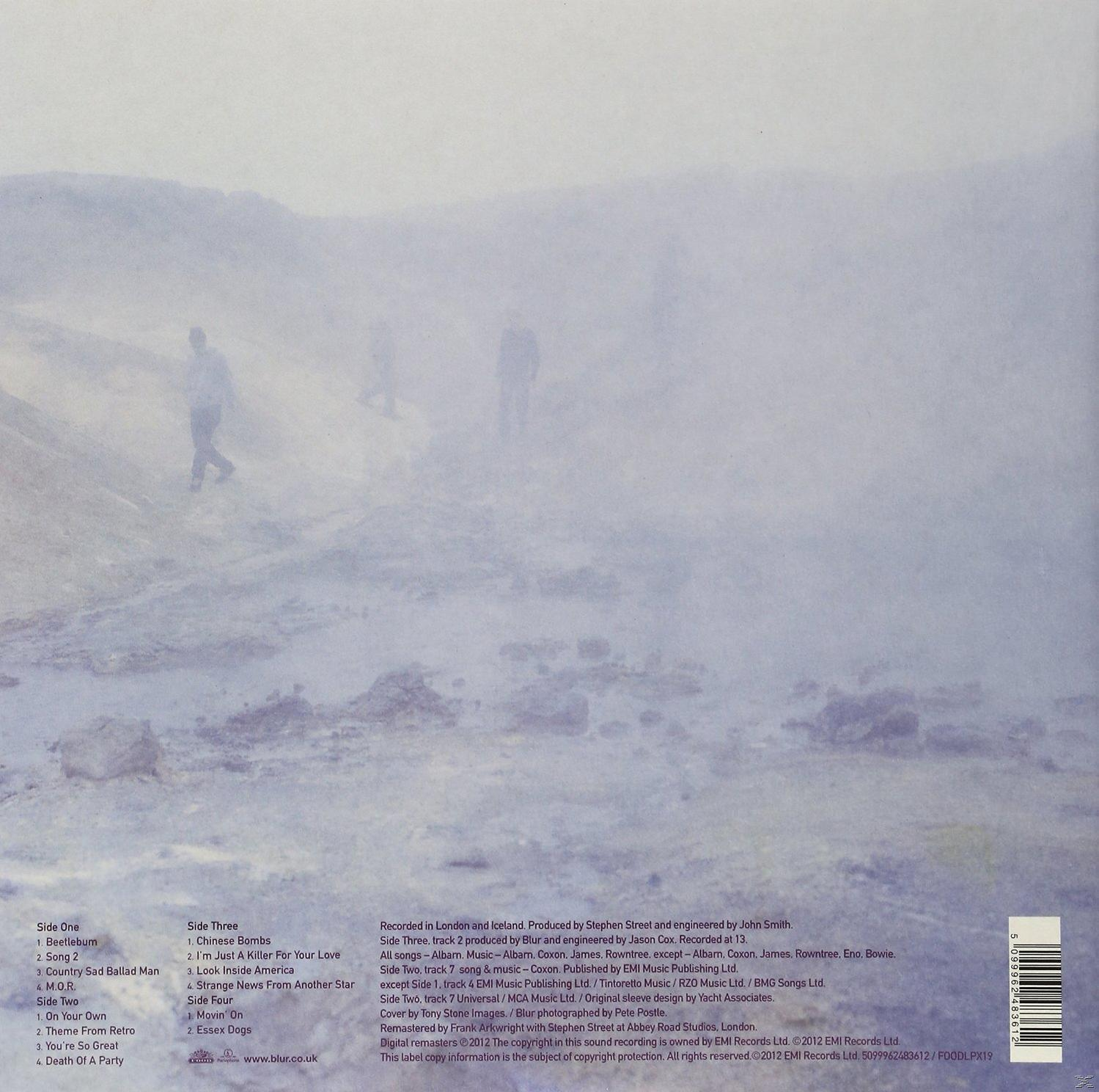Blur-Albumcover. Text auf dem Cover. Listet Songs, Credits und andere Informationen auf. Hintergrund ist eine neblige Landschaft.