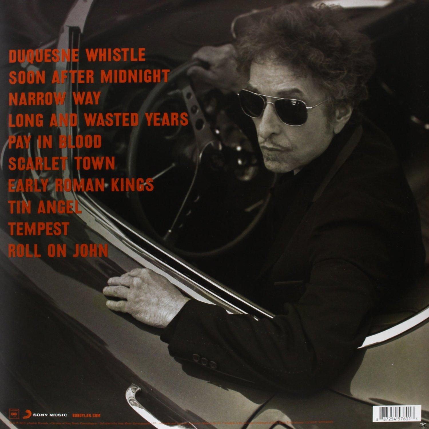 Album-Rückseite. Bob Dylan mit Sonnenbrille, Songtitel rot gelistet, dunkler Hintergrund.