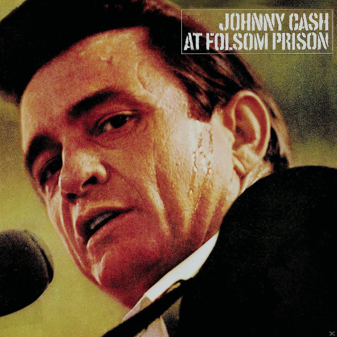 Albumcover von Johnny Cash in Folsom Prison. Eine Nahaufnahme von Johnny Cash, der in ein Mikrofon singt.