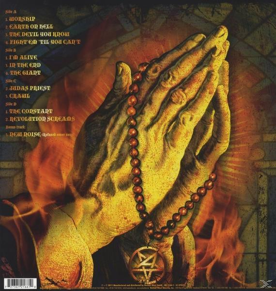 Albumcover für eine Heavy-Metal-Band. Zwei Hände zum Gebet gefaltet mit Rosenkranz und dämonischem Logo.