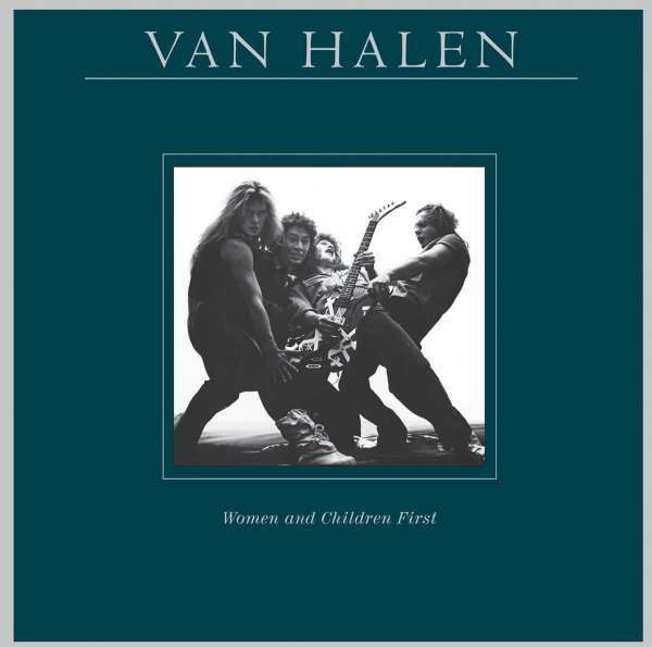 Album borító: Van Halen, Women and Children First. A zenekar tagjai pózolnak. Fekete-fehér fotó sötétkék háttérrel.