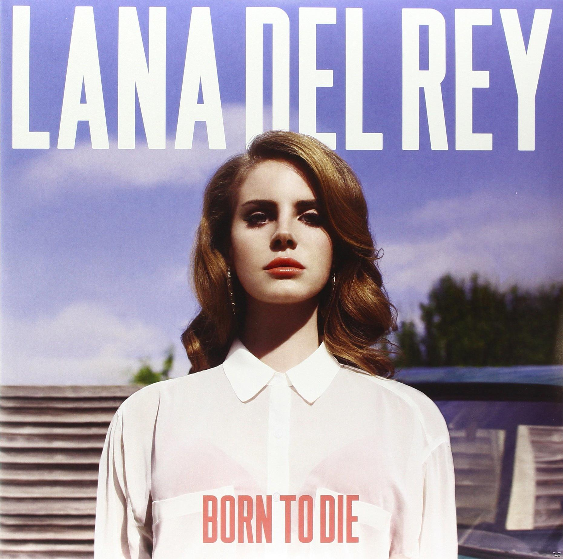 Lana Del Rey albumhoes met witte tekst. Vrouw met rode lippenstift voor blauwe lucht.