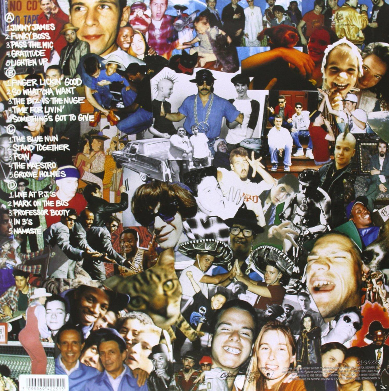 Collage de visages, pochette d'album avec texte et visages. Chat au milieu.