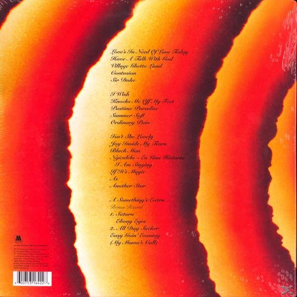 Albumcover, roter und orangefarbener Hintergrund mit Songtiteln. Der Text enthält Love's In Need Of Love Today und mehr.