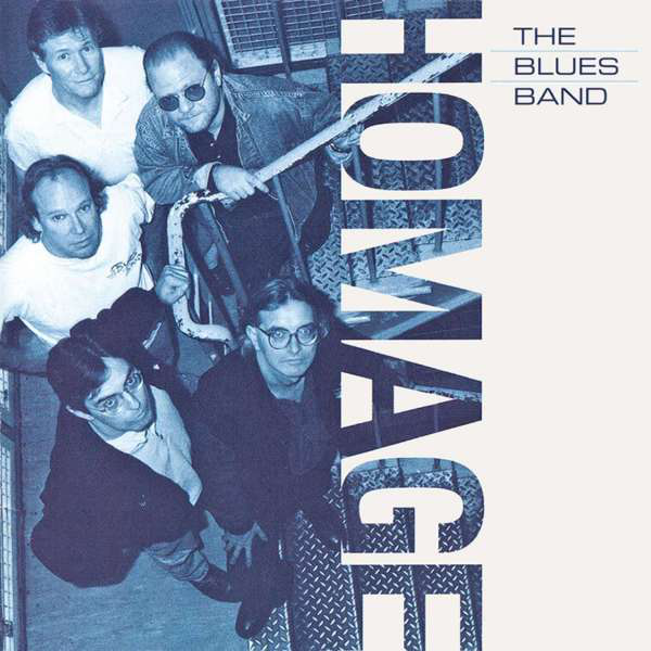 Album borító: The Blues Band, 6 férfi együttes, stúdióban. A 'HOMAGE' szó függőlegesen jobbra.
