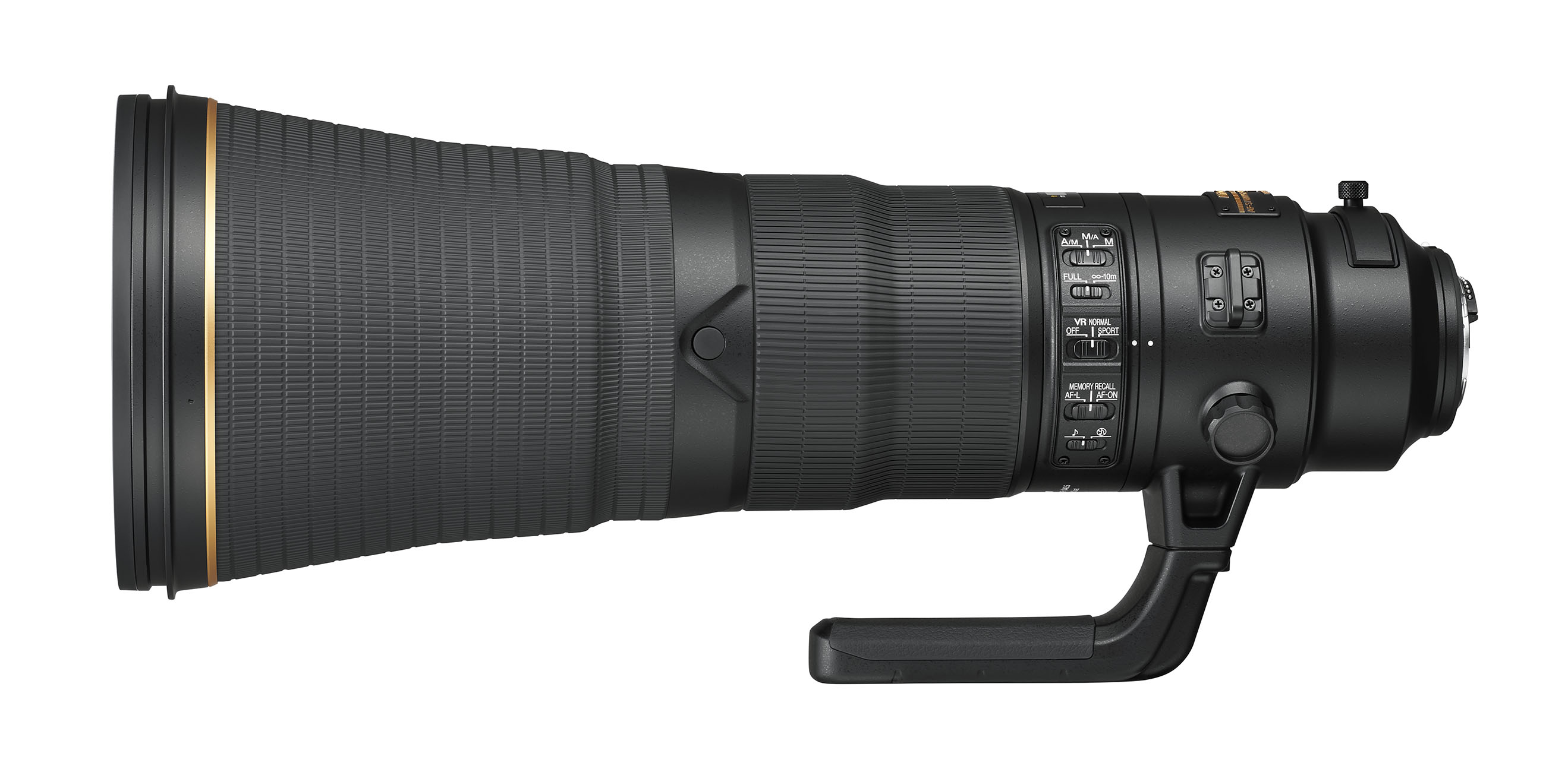 Schwarzes Nikon-Kameraobjektiv mit goldenem Ring. Bedienelemente an der Seite.