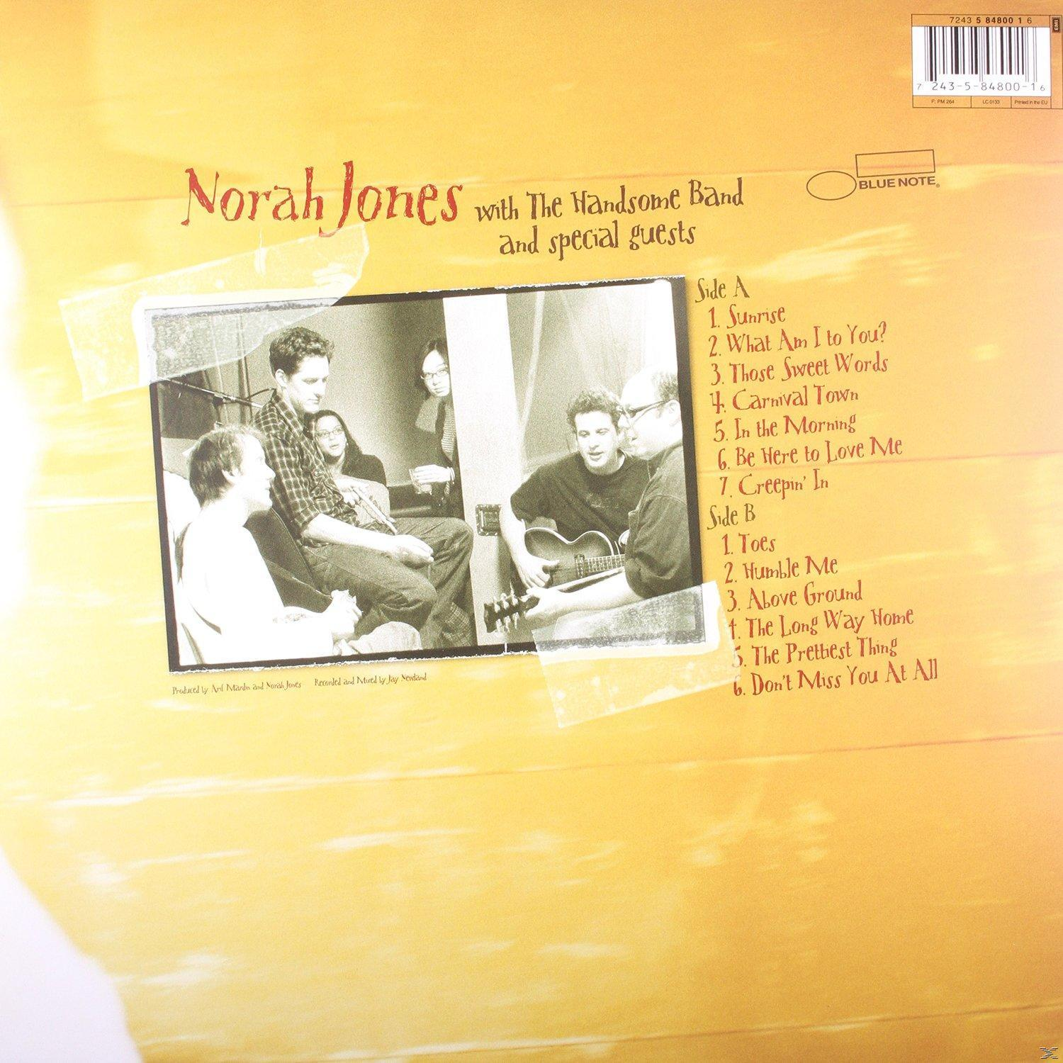 Norah Jones album borítója zenekarral és vendégekkel. Fekete-fehér fotó zenészekről, jobbra a dalok címei.