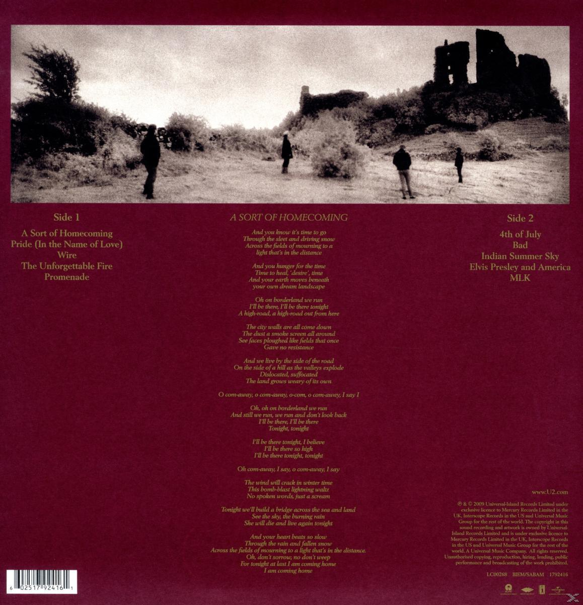 U2-Albumcover. Schwarzweiß-Bild von Leuten, die in der Nähe einer Burg gehen. Liedtexte und Album-Credits werden angezeigt.