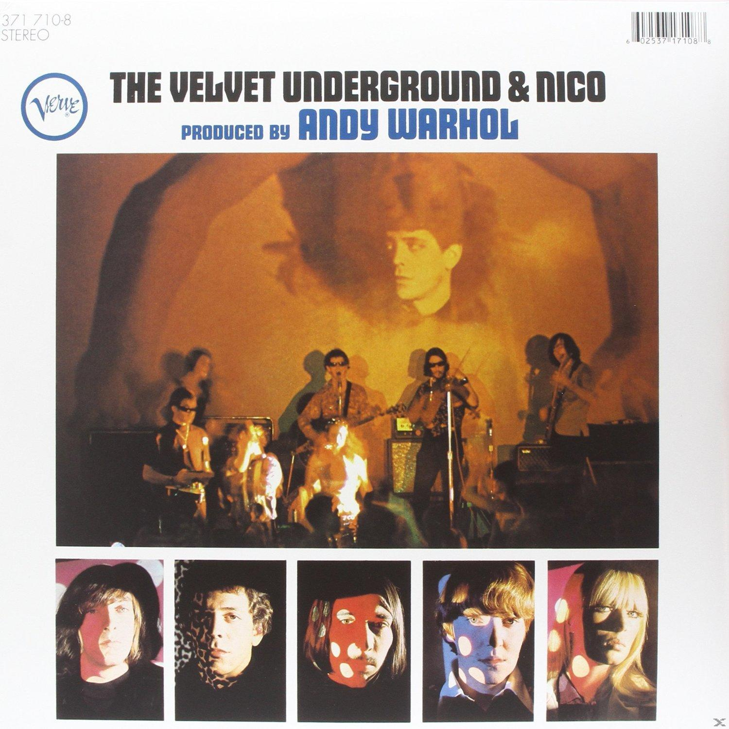 Albumhoes van The Velvet Underground & Nico. Toont een groep op het podium en portretten.