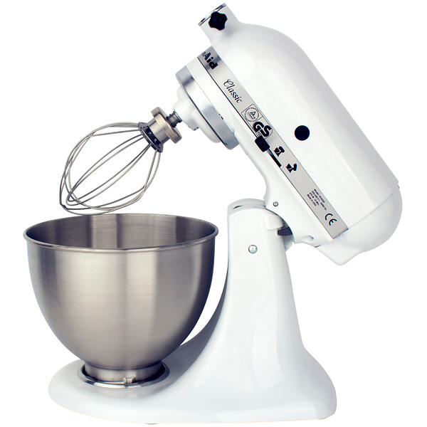 Witte KitchenAid mixer met garde en roestvrijstalen kom.
