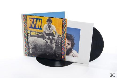 Ram Albumcover, ein Mann hält ein Schaf. Eine Vinyl-Schallplatte daneben.