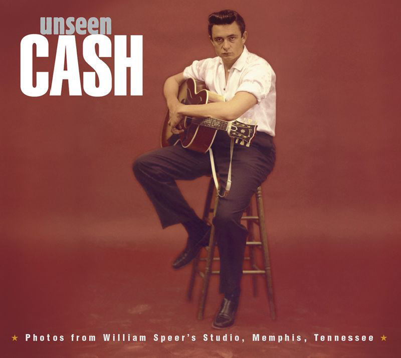 Johnny Cash egy széken ül, gitárt tartva. A 'CASH' szó felette van piros háttéren.
