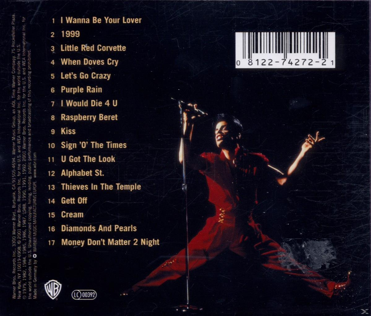 Album hátlapja egy piros ruhás előadóval. Dalszövegek és szöveg listázva. Fehér háttér.