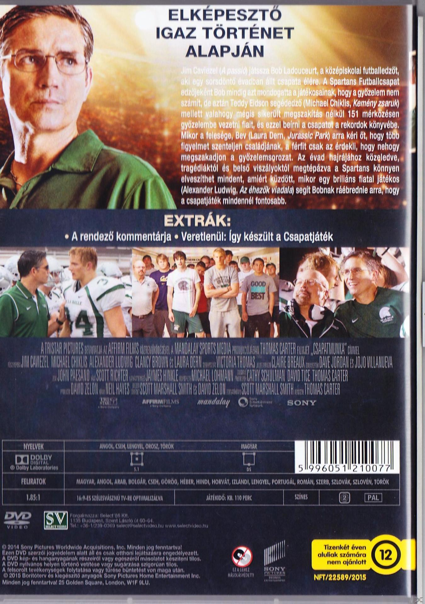 DVD borító szereplőkkel és szöveggel. A cím magyarul van. A háttérben egy amerikai futballcsapat látható.