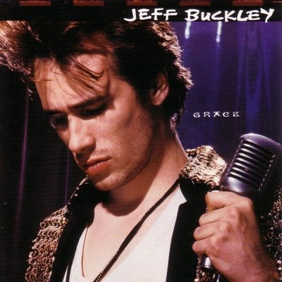 Albumhoes met Jeff Buckley, microfoon en de tekst Grace.