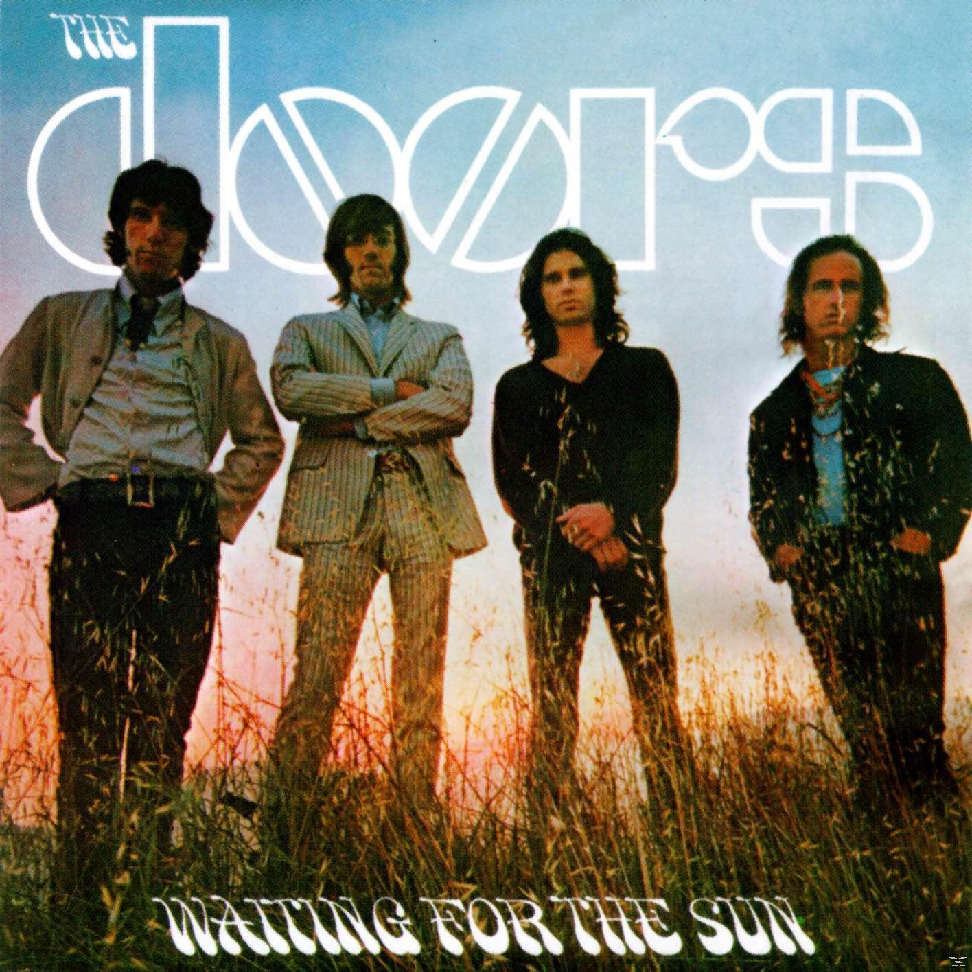 Albumcover für 'Waiting For The Sun' von The Doors. Die Band steht in einem Feld mit hohem Gras und blickt in die Kamera.