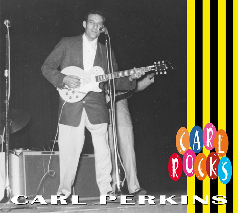 Carl Perkins a színpadon, gitározik és énekel. Sárga-fekete csíkos háttér "Carl Rocks" felirattal.