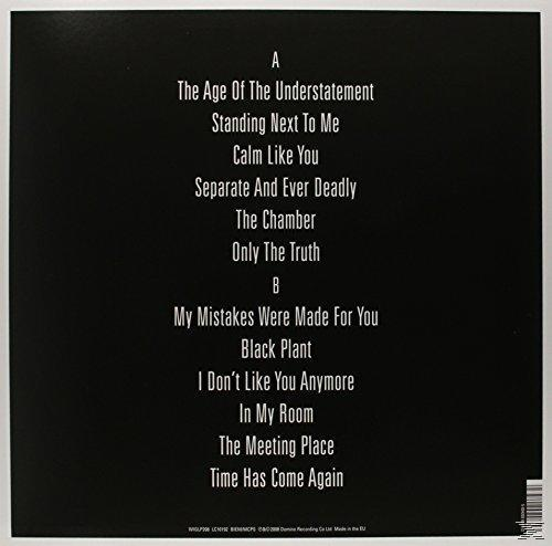Schwarzes Quadrat mit weißem Text, der Songtitel auflistet: The Age Of The Understatement, Standing Next To Me, Calm Like You und mehr.