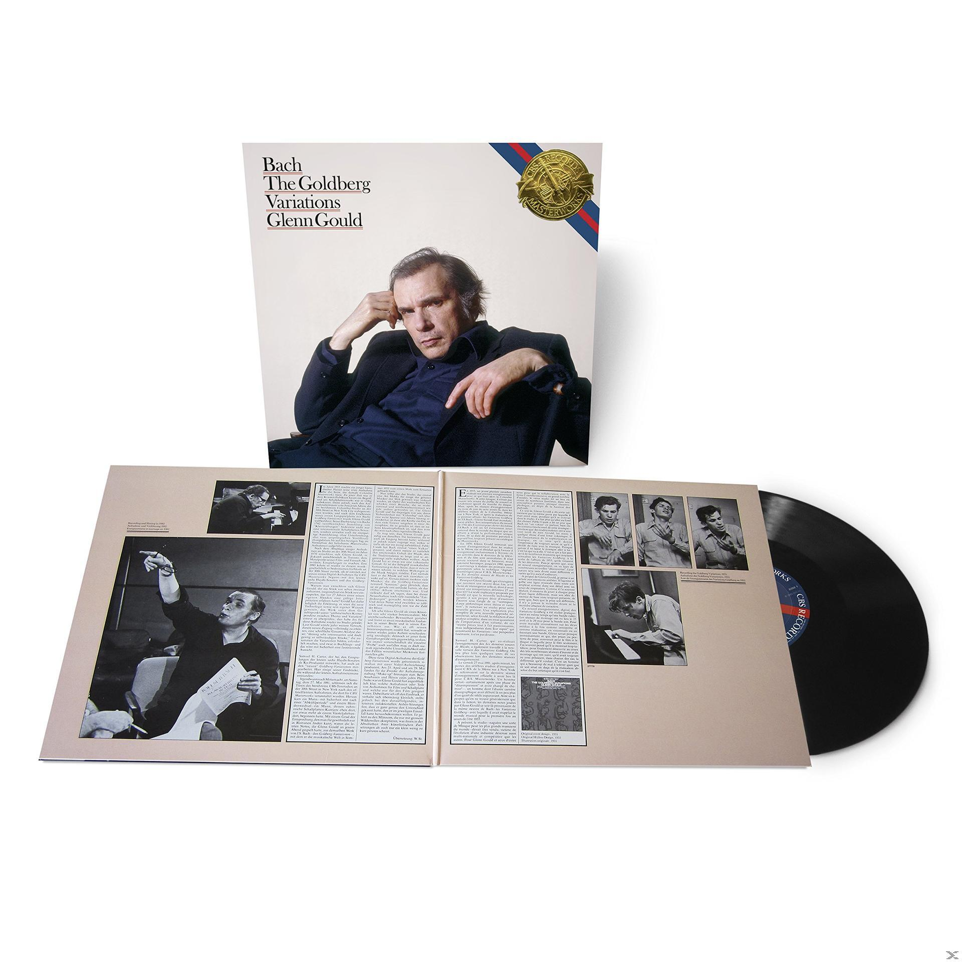 Album borító: Bach, Goldberg Variations, Glenn Gould. Fekete öltönyös férfi, bakelit lemez, nyitott könyv.