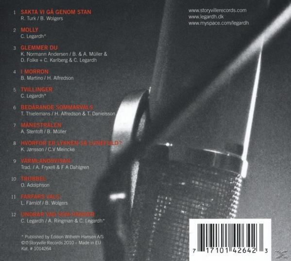 Album-Rückseite mit Titelliste und Credits. Im Hintergrund ein Graustufenbild eines Mikrofons.