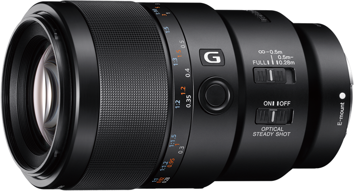 Schwarzes Kameraobjektiv mit Fokus- und Zoomringen und Beschriftungen. Schwarzer Körper, Metall und Glas.