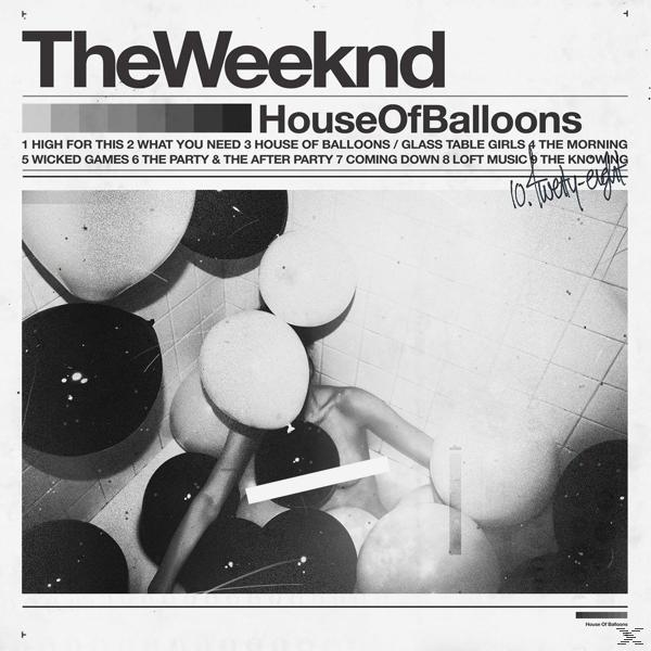 Albumcover mit The Weeknd, Titel und Titelliste in einem schwarz-weißen Badezimmer.