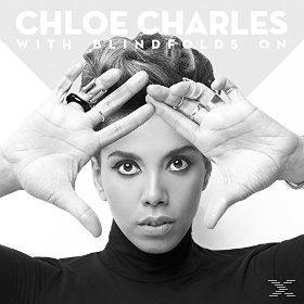 Albumcover: Schwarzweißfoto einer Frau mit Händen am Gesicht, viele Ringe. Text: Chloe Charles.