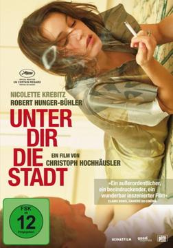 Ein DVD-Cover mit einer Frau, die eine Zigarette raucht. Der Filmtitel ist rot.
