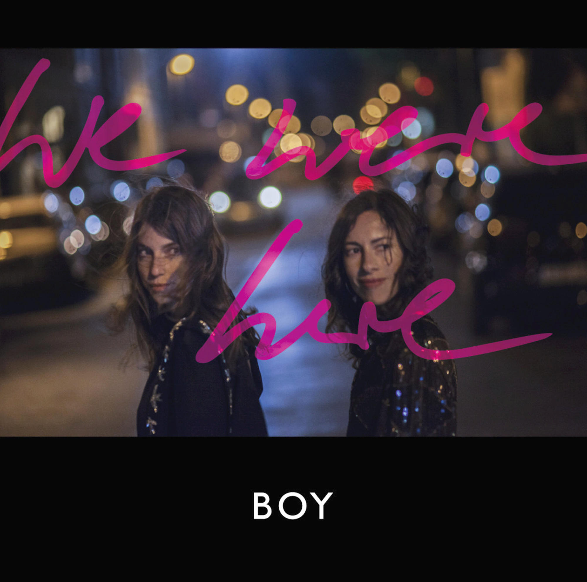 Albumcover: Zwei Frauen, rosa Schriftzug 'We are here', Nachtszene.