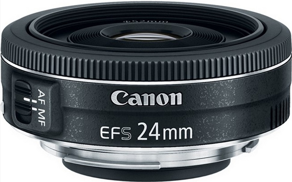 Nahaufnahme eines schwarzen Canon-Objektivs. 'Canon EFS 24mm' steht auf dem Objektiv.