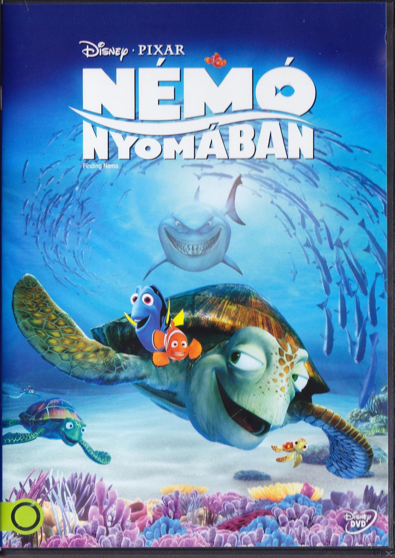 Némó nyomában DVD borító. Némót, Doryt, Crusht, cápát és teknősöket ábrázol óceáni környezetben.