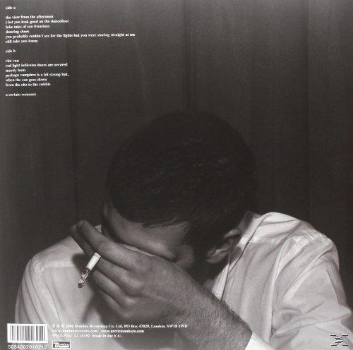 Férfi a kezében a fejével, cigarettázik, album hátlap.