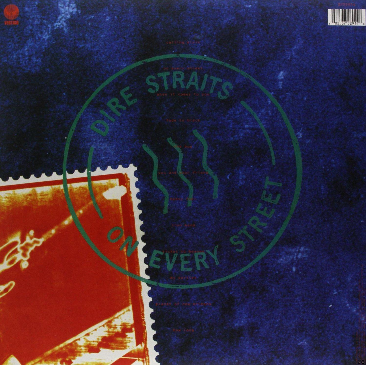 Albumcover von Dire Straits' 'On Every Street'. Grüner Text auf blauem Hintergrund. Ein Stempel.