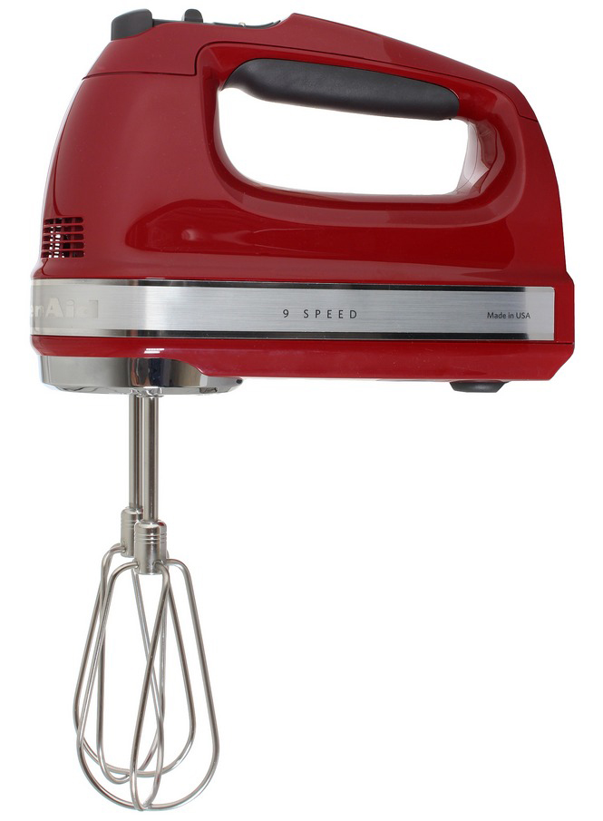 Rode KitchenAid handmixer met roestvrijstalen gardes.