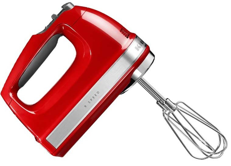 Een rode KitchenAid handmixer met een zilveren accent en 9 snelheden.