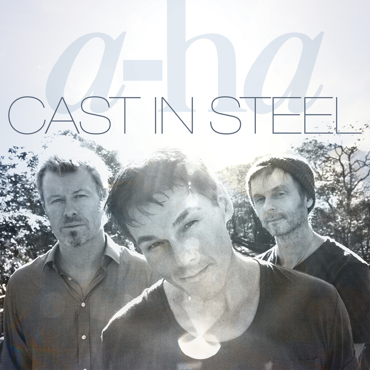 Das Cover eines Albums mit drei Männern. Der Bandname ist a-ha und der Albumtitel ist Cast in Steel.
