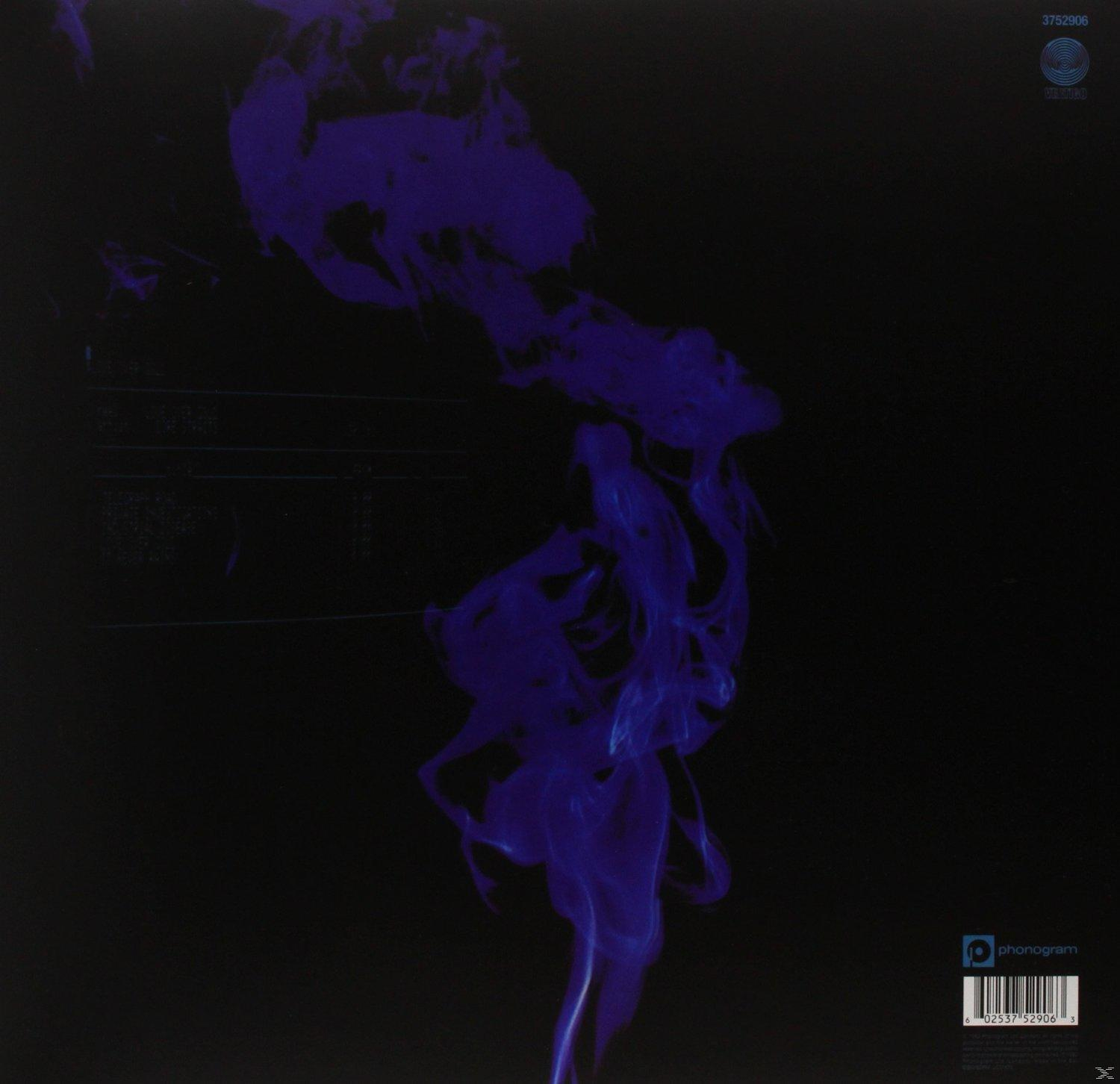 Pochette d'album avec de la fumée bleue sur fond noir. Texte et logo.