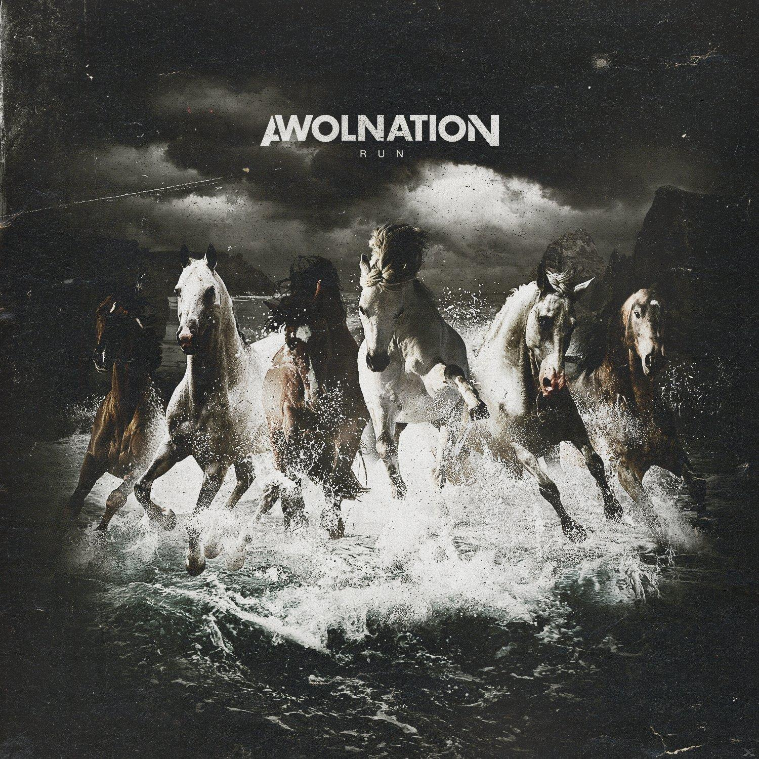 Album borítója, amint lovak rohannak át a vízen. Az 'AWOLNATION' és a 'RUN' szavak a kép tetején.