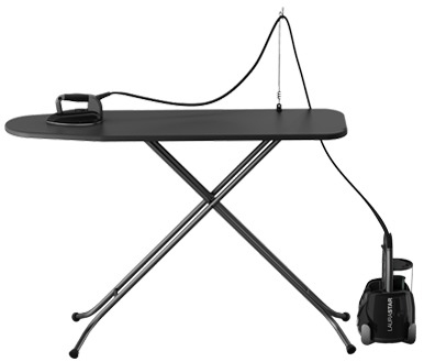 Table à repasser avec un fer à repasser et une station de base connectée.