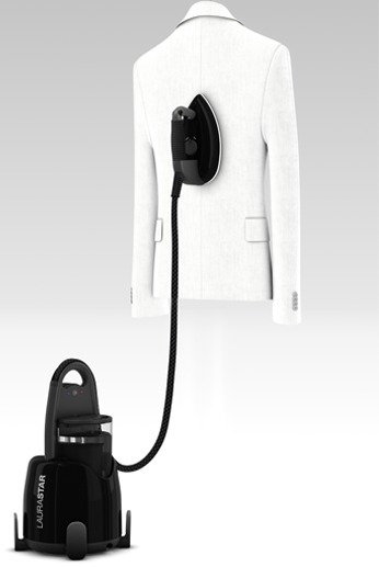 Un fer à vapeur noir attaché à un blazer blanc. Un générateur de vapeur est au sol.