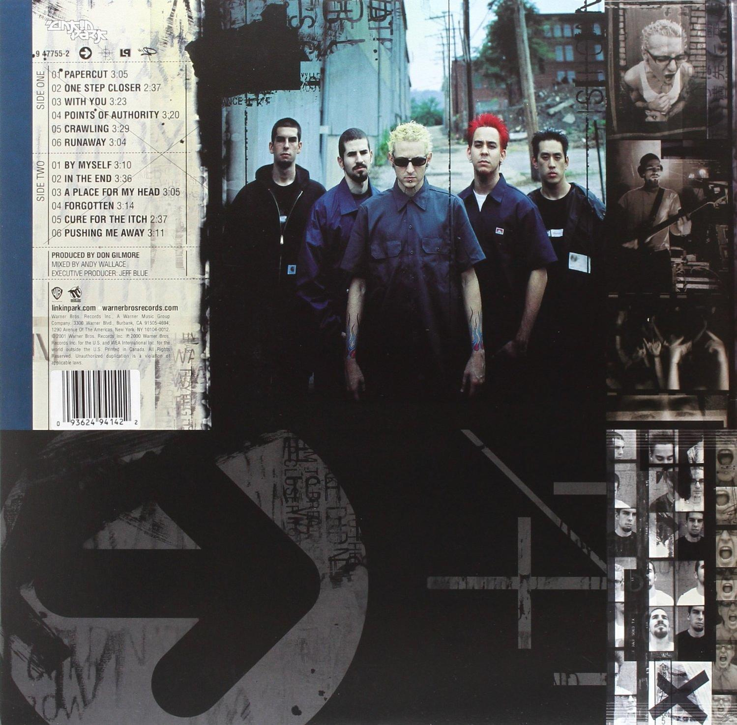 CD-Cover mit einer Band in einer Straßenszene. Graffiti ist an der Wand. Die Band ist Linkin Park.