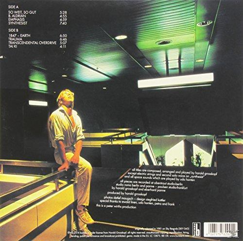 Albumcover mit einem Mann, der auf einem Metallgeländer sitzt, mit grünem und schwarzem Hintergrund.