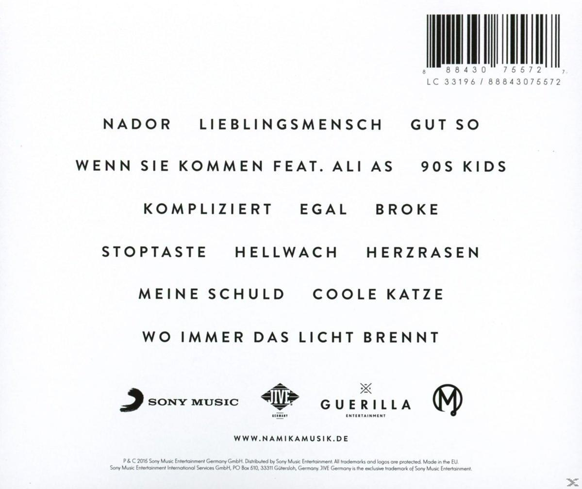 Albumcover mit Songtiteln und Logos. Weißer Hintergrund. Schwarzer Text.