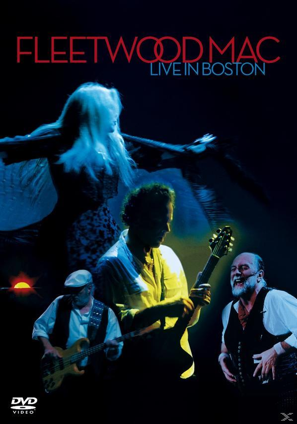 DVD-Cover von Fleetwood Mac Live in Boston. Bandmitglieder treten auf der Bühne auf, eine weibliche Silhouette.