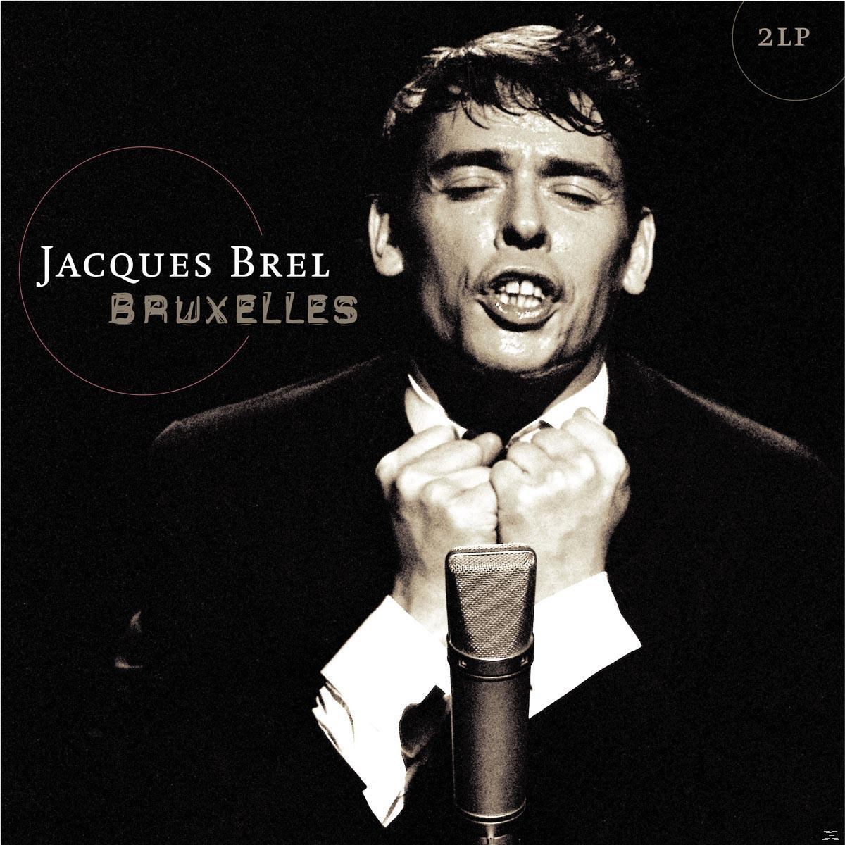 Jacques Brel album borító. Egy öltönyös férfi mikrofonba énekel.