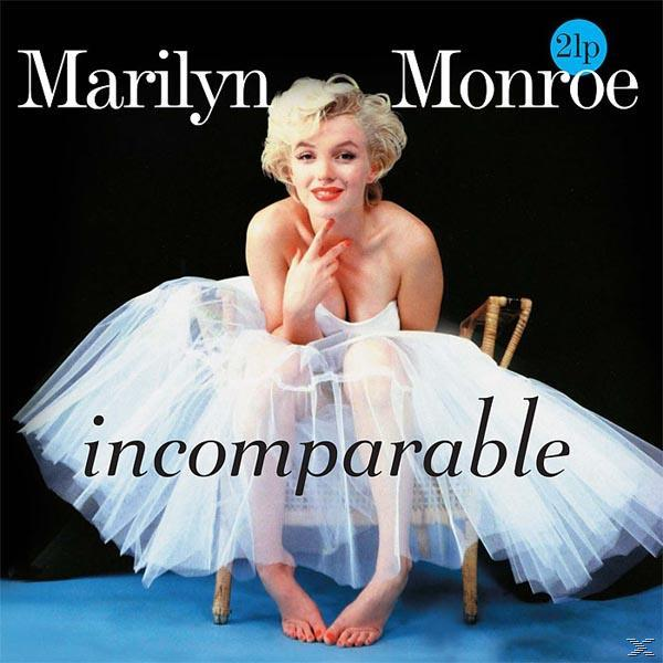 Marilyn Monroe in weißem Tutu sitzt auf einem Stuhl, Text 'incomparable' unten.
